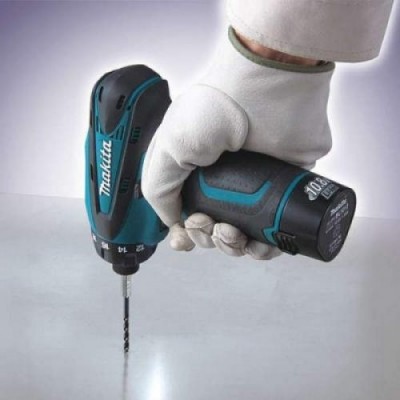 Аккумуляторный шуруповерт Makita DF 030 DWE