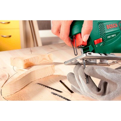 Лобзик Bosch PST 700 E + набор пилочек + чемодан (06033A002D)